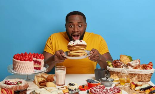 Jak cheat day i cheat meal wpływają na samopoczucie i zdrowie w kontekście diety pudełkowej